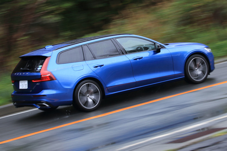 強化サスペンションと専用チューニングの電動パワーステアリング、そしてレスポンシブなエンジンを組み合わせた「V60 B5 R-DESIGN」は、まごうかたなきスポーツワゴンに仕上がっていた。