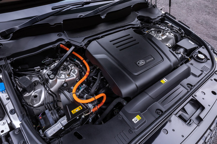 フロントに搭載される2リッター直4ターボエンジンは、最高出力300PS、最大トルク400N・mを発生。これにモーターと外部充電が可能なバッテリーが組み合わされ、システム最高出力404PS、同最大トルク640N・mを誇る。