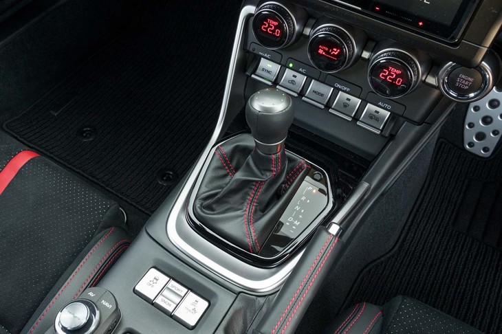 6段ATのユニット自体は先代モデルのものを踏襲。エンジンの排気量拡大に合わせてトルクコンバーターが改良されている。