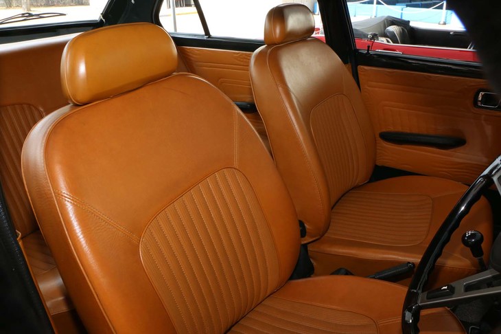 本革のような、温かみのある色合いのビニールレザーシート。シックなデザインで上品さが感じられる。