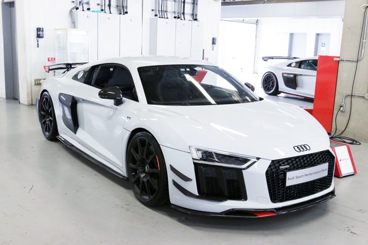 試乗会場には、「R8」をよりレーシーに仕立てる「Audi Sportパフォーマンスパーツ」装着車の姿も。このパーツ群はサスペンション、エキゾーストシステム、エクステリア、インテリアの4カテゴリーで展開される。