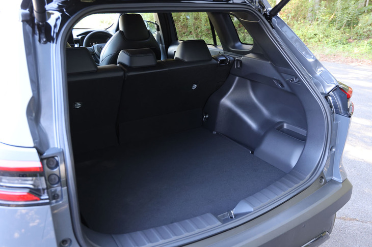 「カローラ クロスGRスポーツ」の荷室。12Vの鉛バッテリーを荷室の右後端に配置するため、ベースとなった1.8リッターハイブリッド車にはないトリムカバーが空間を少し狭くしている。今回の試乗車には7万7000円の有償オプションとなるハンズフリーバックドアが備わっていた。