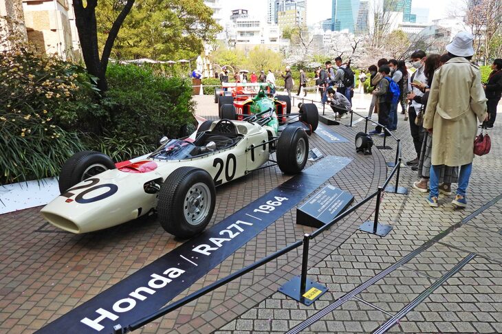 トークショーの会場である六本木ヒルズアリーナにもF1マシンの姿が。