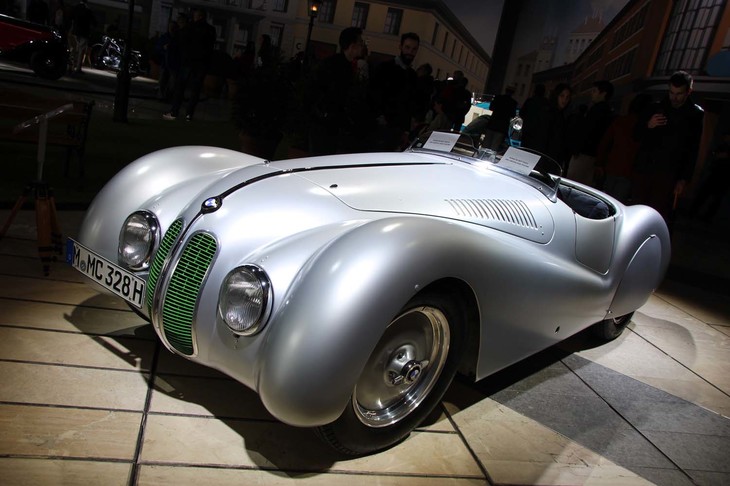 「BMW 328ミッレミリア ロードスター」（1940年）の最高速は200km/hに達した。1940年のミッレミリアでは、ウィリー・ブリーム／ウリ・リヒター組がこのクルマを駆って総合5位に入賞。