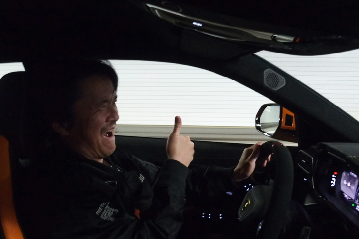 「ストラーダ」モードは実に快適。ジェントルで乗り心地がイイので、スーパーカーオーナーのお買い物用にピッタリンコって感じである。