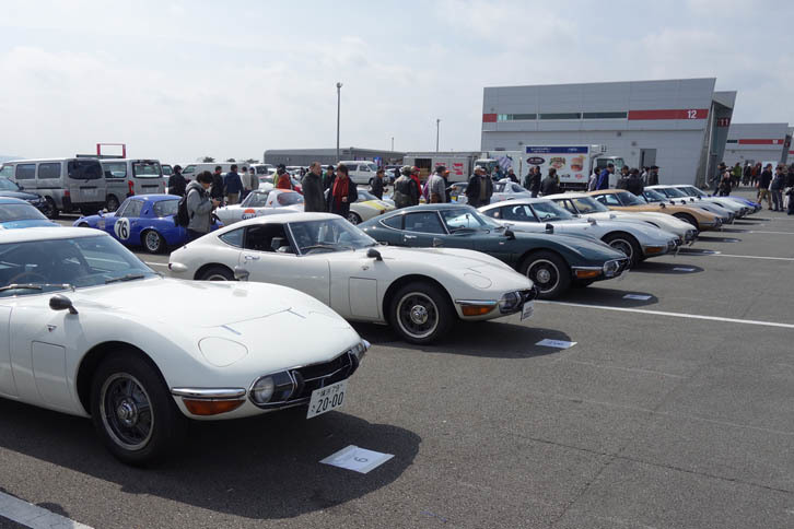 「ヒストリックカー・オーナーズパレード」を終えて整然と並べられた「トヨタ2000GT」。どの車両も、今年でデビュー50周年を迎えるクルマとは思えないほど、ピカピカに整備されていた。