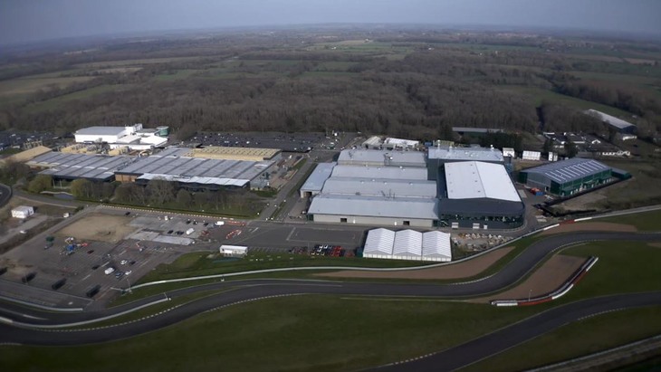 ロータスのへセル工場。敷地内には全長3.6kmのテストコースがあり、今後登場するスポーツカーもこのコースで鍛えられる。
