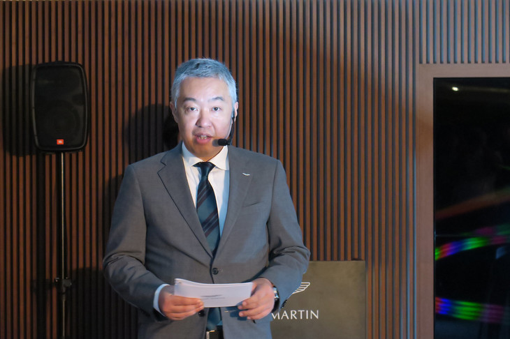 「ヴァルハラ」の特徴について語る、アストンマーティンジャパンのマネージング ダイレクター、寺嶋正一氏。同車にはV6ターボエンジンにモーターを組み合わせた、1000bhpを標榜するハイブリッド機構が搭載されるという。