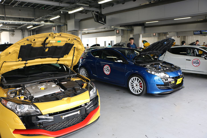 ピットには、スポーツ系ルノー車のワンメイクタイムアタックプログラム「ルノースポール トロフィー」のエントリーが数多く並んでいた。