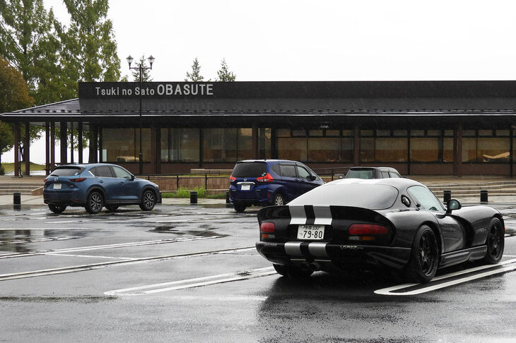 長野自動車道の姨捨SAにて。2日目の天気はあいにくの雨だった。……それにしても姨捨って、すごく怖い地名だなぁ。