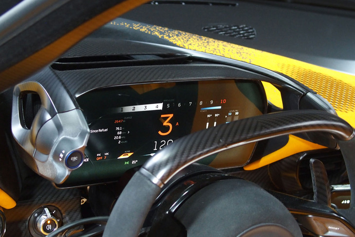 メーターナセルとステアリングホイール、そしてフットレストを含むペダルを前後させることでドライビングポジションの調整ができる。