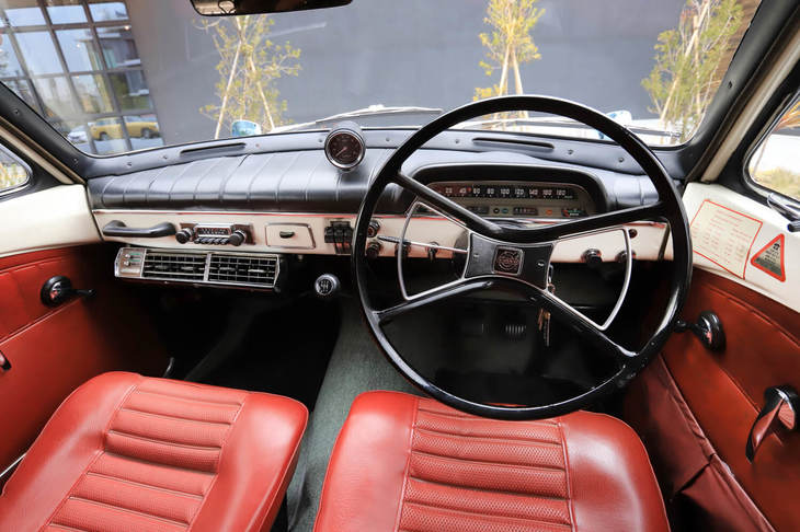 およそ半世紀前の個体とは思えない、きれいな状態の保たれたインテリア。「クラシックガレージ」の阿部氏いわく、入庫時から「シートも新車みたい」な状態だったという。