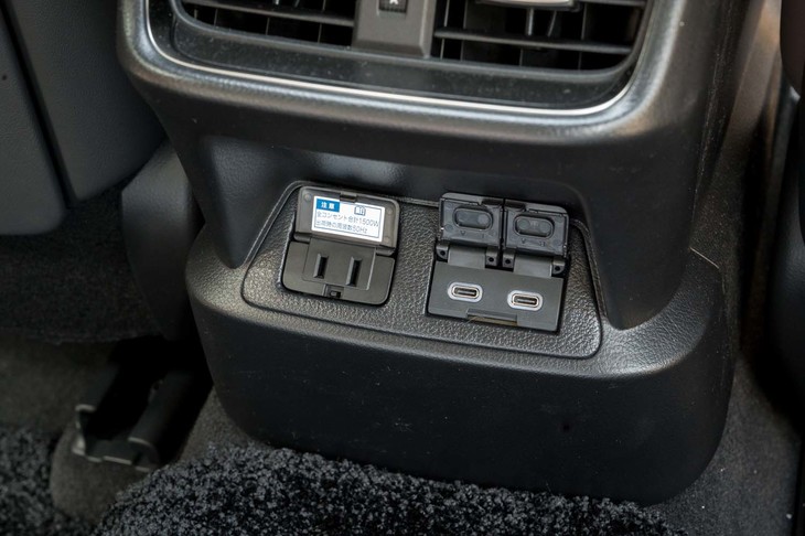 コンソールボックスの後ろには2基のUSBタイプCポートと100V・1500Wのアクセサリーコンセントが備わっている。
