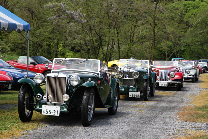 こちらは同じメイク同士連れ立って出発しようというMG軍団。