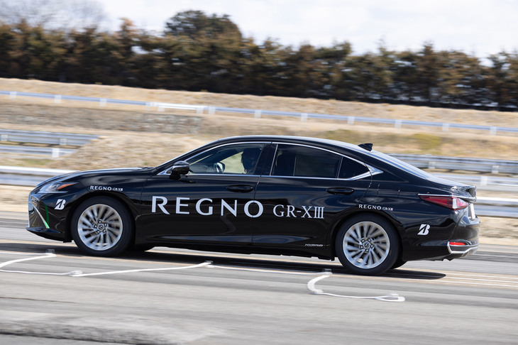 タイヤの軽量化は使用する材料の削減、資源消費の削減にも寄与。ブリヂストンでは天然資源や再生可能資源の使用比率拡大も推し進め、環境負荷の低減を図るとしている。