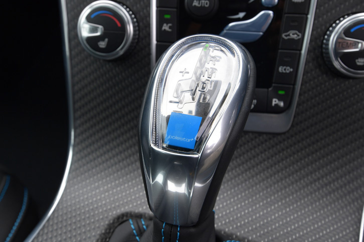 トランスミッションはアイシン・エィ・ダブリュ製の8段AT。セレクターのノブにポールスターのロゴが入る。