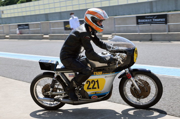 前出の混走レースで1967年「スズキT500」を駆った立花啓毅氏。古くはブリヂストンで二輪の、マツダに移ってからは「ユーノス・ロードスター」などの開発に関わった生粋のモータリストである。サイドウェイ・トロフィーには息子さんを含むチームを率いて当初から参戦し、この2月にめでたく米寿（満80歳）を迎えたが、まさに現役バリバリ！