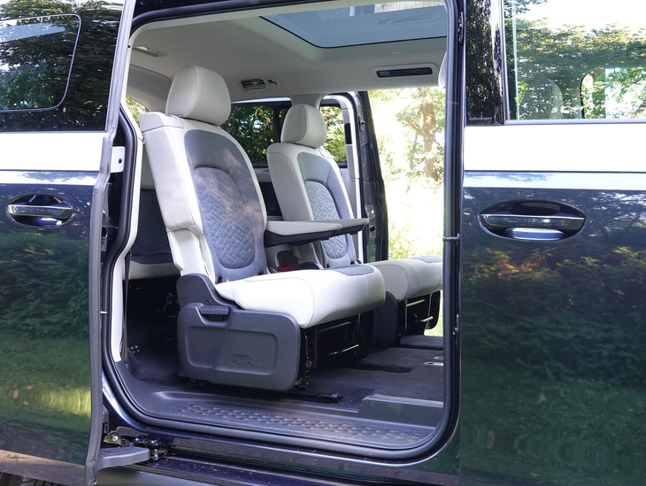 「ID. Buzzロングホイールベース」の2列目シート。3人掛けのベンチタイプと、左右が独立スライド式となる1人掛けのキャプテンタイプが選択できる。写真は後者。