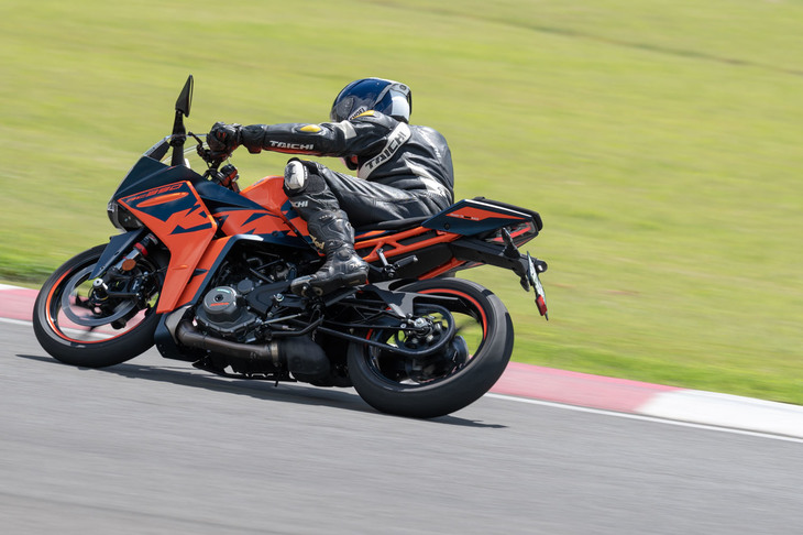 車両骨格は格子状フレームとボルトオンサブフレームの組み合わせ。従来のフレームより1.5kg軽く、また高速走行時の安定性向上やライドフィールの改善も図られている。