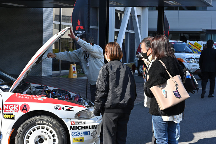 「ランエボ」のボンネット内を眺めているのはこたつコーナーにいた村越さんご一家だ。
