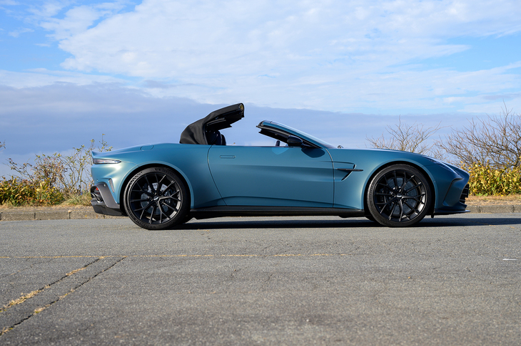 ソフトトップはトノカバーの下ではなくヘッドレストの後方にZ字型に折りたたんで格納される。