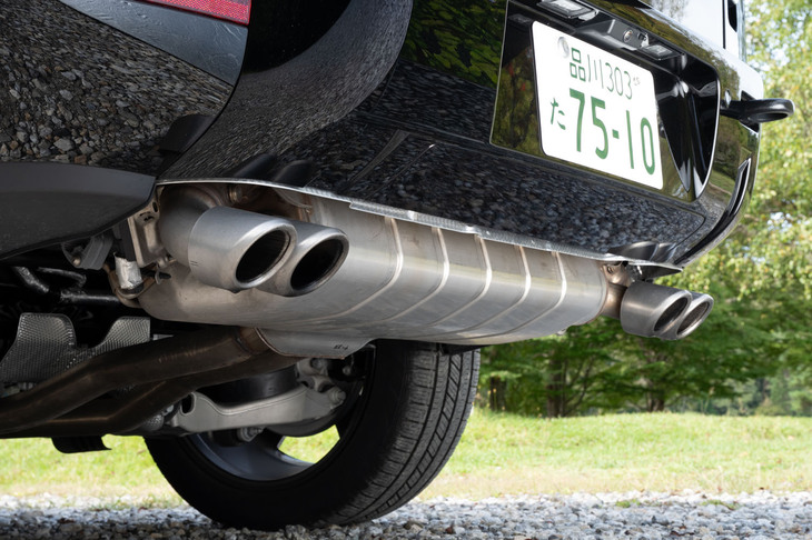 V8モデルのみに備わる、左右4本出しのマフラー。スロットルを踏み込むと豪快なサウンドを奏で、ドライバーの気分を盛り上げる。