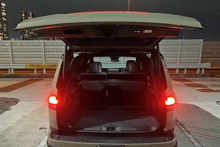 テールゲートはガラス面のみの開閉も可能。荷室容量は後席使用時が1063リッター、後席を格納すると最大で2225リッターに拡大できる。「GX550“バージョンL”」は3列シートの7人乗りだが、「GX550“オーバートレイル＋”」は2列シートの5人乗りとなる。