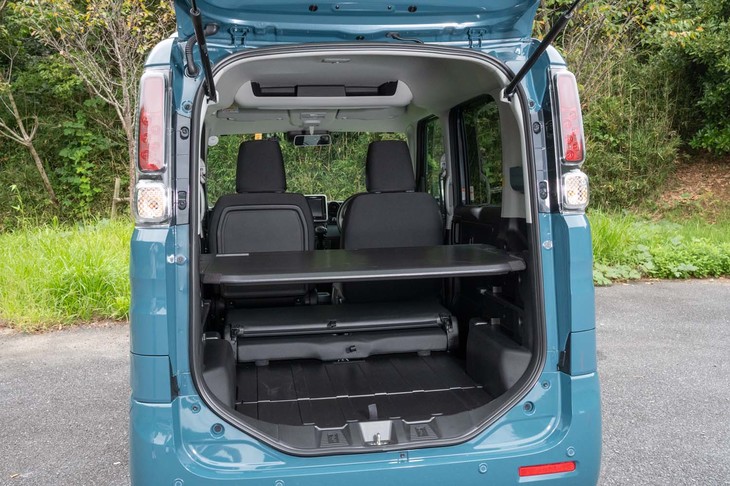 ボードを横向きにして3段ある溝の一番上に固定したところ。こうしたアレンジを車外に出ずに完了できる（＝車内でボードを取り回せる）ようにしたのがスズキのこだわり。