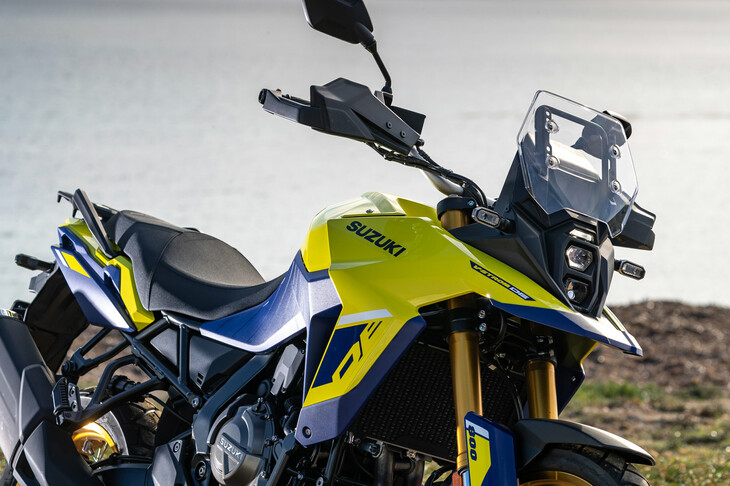 ヘッドランプの下に突き出た泥よけに注目。今日のアドベンチャーモデルでよく見かけるこの“クチバシ”は、スズキのラリーマシン「DR-Z」および市販モデル「DR-750」が起源となっている。