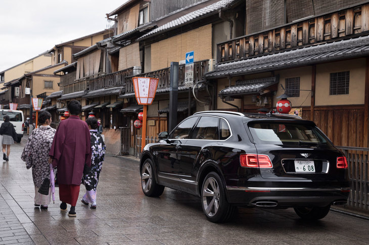 京都・祇園の花見小路通を行く。駆動系の滑らかさがドライバーを気持ちよくさせる。
