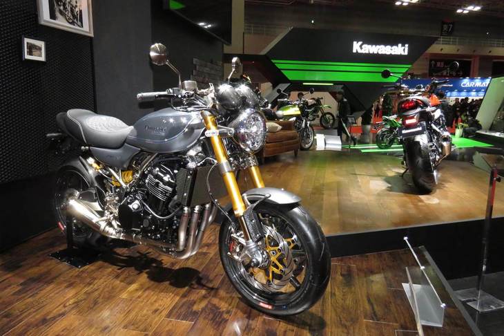 2017年の東京モーターショーで初披露された「Z900RS」。会場には、早くもカスタマイズモデルが多数展示され、多くのモーターサイクルファンの注目を集めた。写真は当時のカワサキブースの様子。