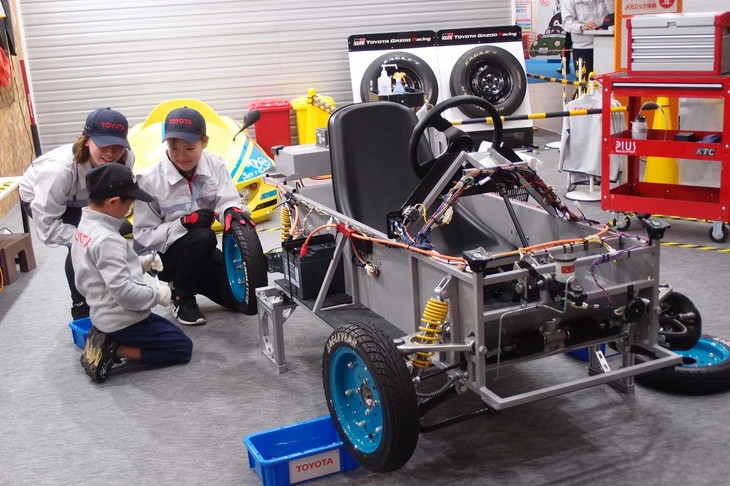 こちらもトヨタ自動車のコーナーで、クルマの組み立てを学ぶ内容。簡略化されているとはいえ、ステアリングやサスペンションは実車に倣った構造になっている。