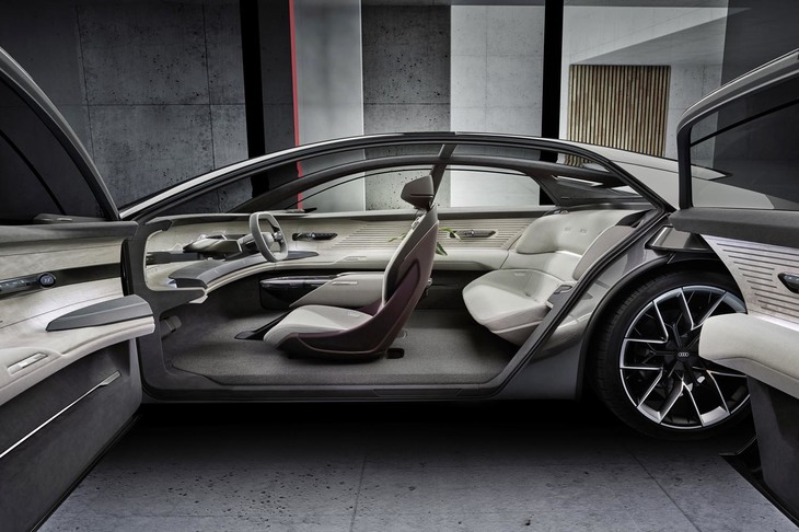 ドアはいわゆる観音開き。乗車定員は4人となっている。写真は手動運転モードの状態で、運転席の前方にはステアリングホイールが露出している。