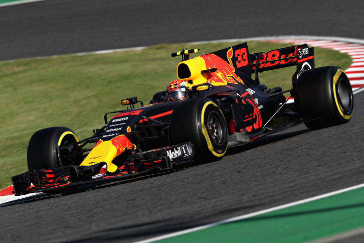 前戦マレーシアGPのウィナーであるフェルスタッペン（写真）は、4番グリッドからオープニングラップで2位に躍進。レース終盤には僅差でハミルトンを追い詰めるも、周回遅れを抜く際に時間を要してしまい、最終的にハミルトンに1.2秒の差で逃げられた。「今日のメルセデスは強かったから、バックマーカーがいなくても抜けなかっただろう」とはレース後の弁。（Photo=Red Bull Racing）