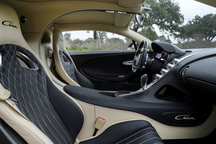 エクステリアの“Cライン”はインテリアでも反復されている。