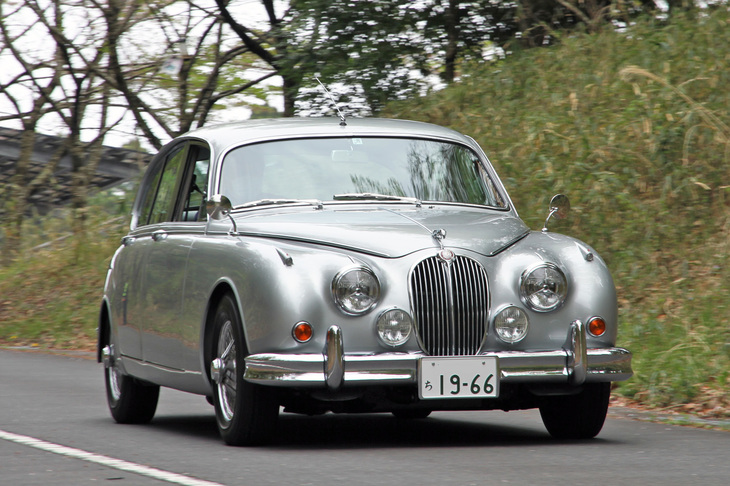 英国ヘリテージ社でレストアされた1966年「ジャガー・マーク2」。60年代を代表するスポーツサルーン。