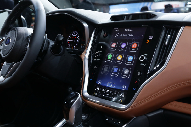 インストゥルメントパネルの中央に備わる、縦型の巨大なタッチスクリーン。機能面ではもちろん、デザイン面でも新型「レガシィ」の特徴となっている。