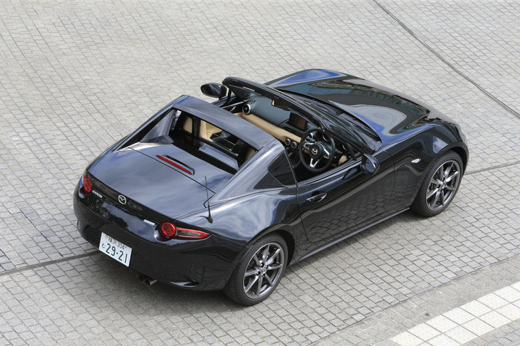 運転支援システムの強化も図っており、自動緊急ブレーキや車線逸脱警報、AT誤発進抑制制御などからなる「i-ACTIVSENSE」を全車標準装備としたほか、交通標識認識システムやドライバーアテンションアラート、クルーズコントロールをオプション設定した。