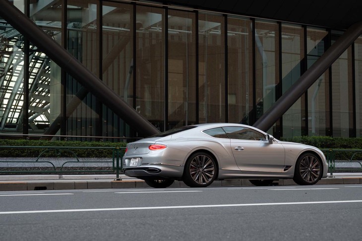 試乗車のボディーカラーは「ムーンビーム」。トーンは明るめながらも輝きを抑えたシルバーが特別感を演出する。