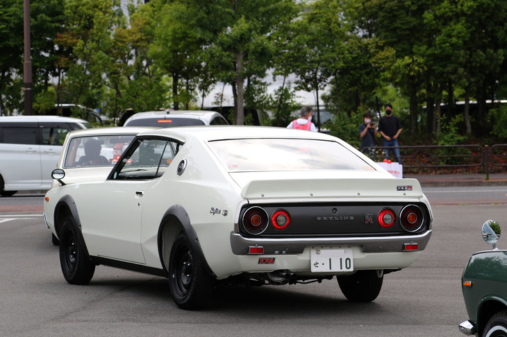 特徴的な円形のストップランプをともしたケンメリの「GT-R」。