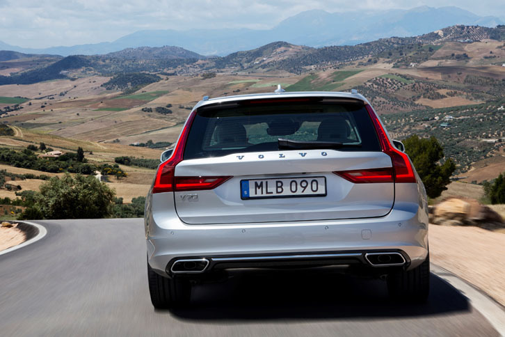 2リッター直4ディーゼルのD5ユニットは、常用するエンジン回転域がT6よりも低く、スムーズで静かなのが美点。