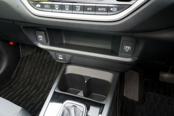 USBポートはフロントに2つのタイプAが備わっている。写真中央の棚のように見える部分はまさに棚であり、スマートフォンの無線充電器は備わらない。