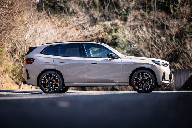 「X3 M50 xDrive」のボディーカラーは今回の試乗車で選択された「デューングレー」を含め無償色が7種類、有償色が2種類設定されている。