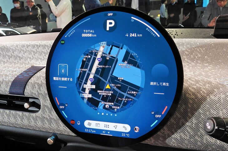 UIの中核をなす巨大な円形の有機ELディスプレイ。画面は高精細で操作性も良好。表示のデザインやレイアウトもきれいで分かりやすい。