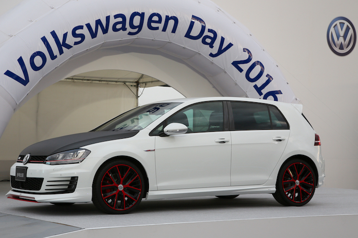 フォルクスワーゲンが手がけるカスタマイズドカーの展示も。こちらは、フォルクスワーゲンと有名チューナー「エッティンガー」とが手を組みデザインされたエアロパーツをまとう「ゴルフGTI」。