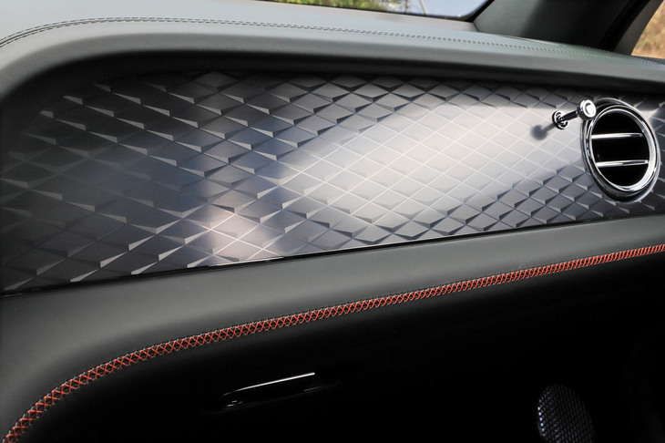 インテリアの装飾パネルには、ベントレーとして初めて「ダークティントダイヤモンドブラッシュドアルミニウム」を採用。「クラウンカットウオールナット」や「コア」といったウッドパネルも、「ベンテイガ」としては初採用となる。