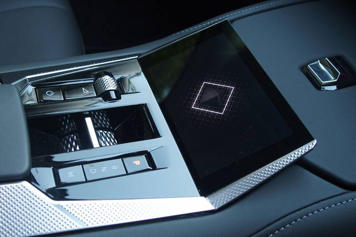 DS 4リヴォリE-TENSE（センターコンソール）