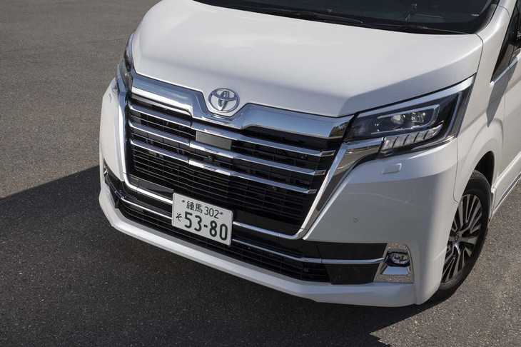 フロントまわりにはメッキパーツをふんだんに使用。押し出し感では「アルファード／ヴェルファイア」に負けていないが、こちらのほうがどこか上品だ。