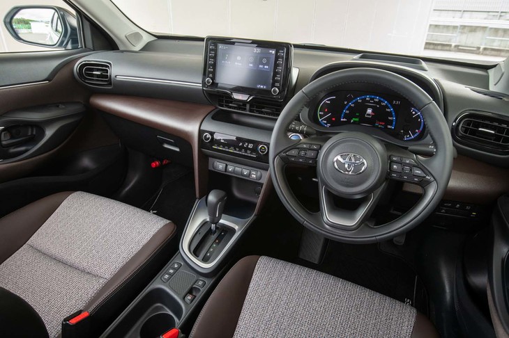 センターコンソールからディスプレイオーディオにかけて縦の流れをh強調することで力強さを表現。茶色の部分はハードプラスチック、グレーの部分はソフト素材を使うなど、うまくコストと質感のバランスをとっている。