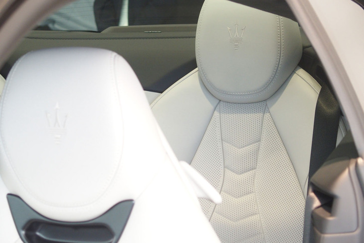 マセラティ・グラントゥーリズモ トロフェオ（リアシートのヘッドレスト）